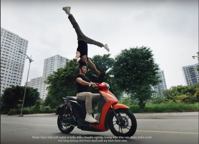 Quốc Cơ - Quốc Nghiệp xin lỗi sau clip chồng đầu lái xe quảng cáo cho Dat Bike - Ảnh 1.