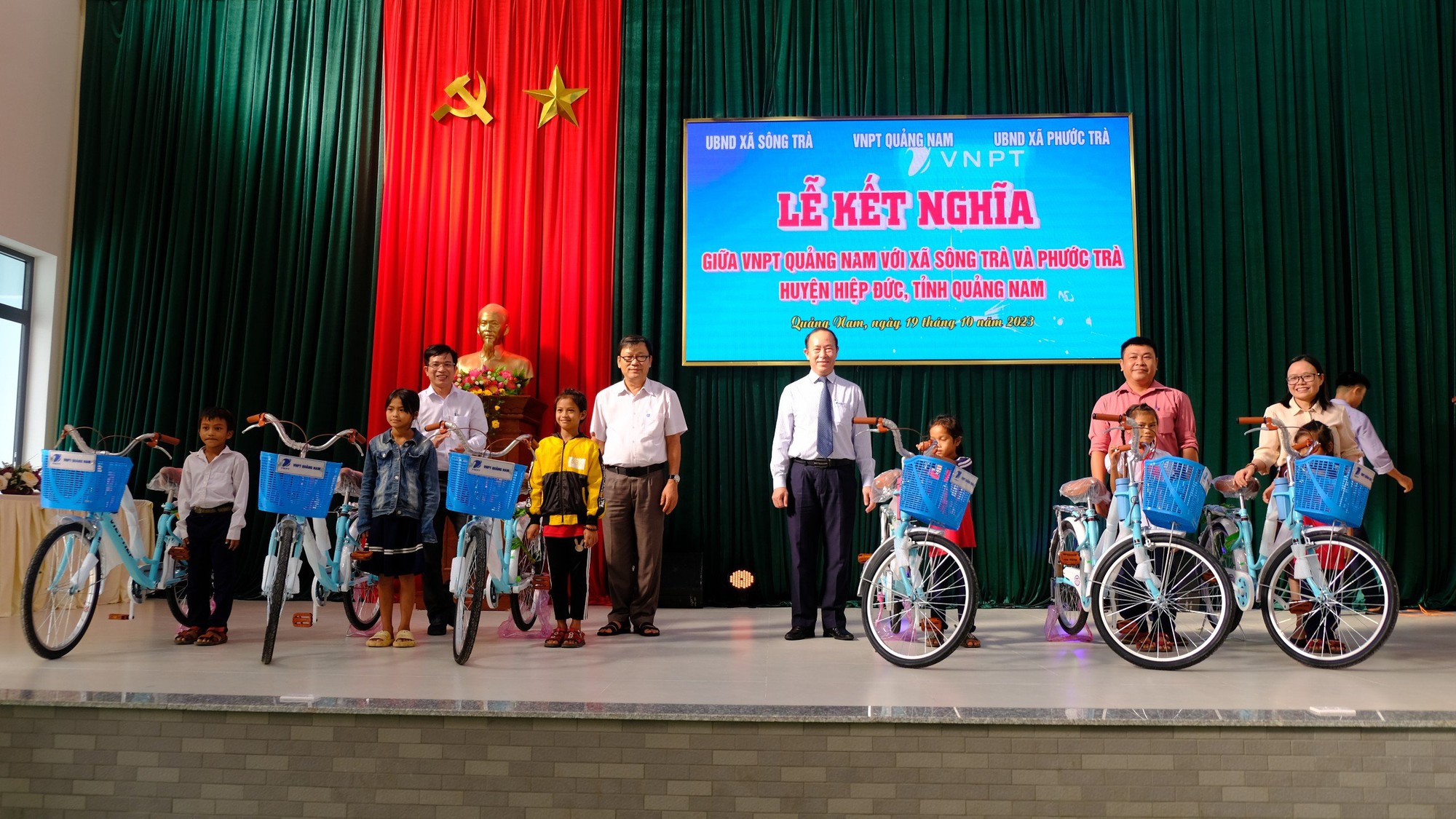 VNPT Quảng Nam trao 30 xe đạp cho học sinh nghèo - Ảnh 1.