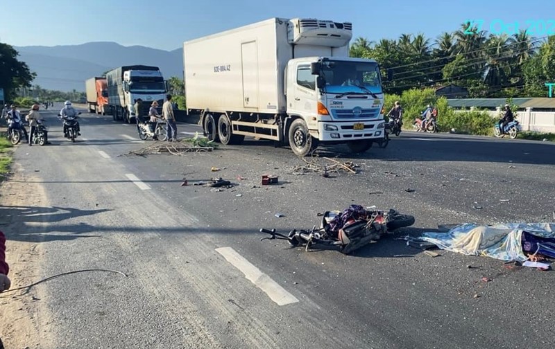 Tai nạn ở Khánh Hòa khiến 3 người tử vong tại chỗ - Ảnh 1.