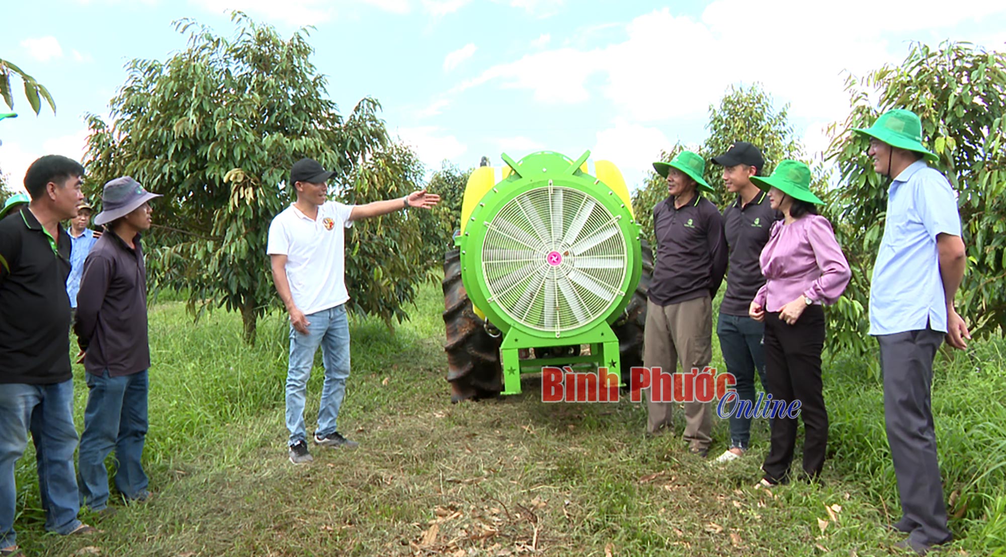 Plant "billion money tree" High technology, Binh Phuoc farmer invents automatic grass chopping machine, many people watch - Photo 2.