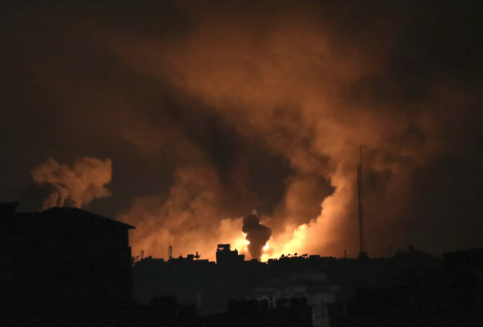 Israel đẩy mạnh tấn công, đánh sập mạng liên lạc ở Gaza - Ảnh 1.