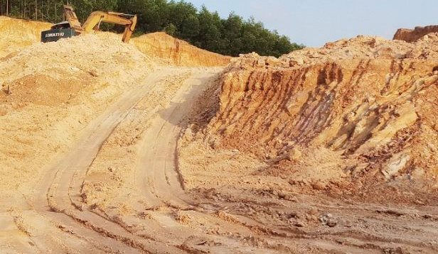Thừa Thiên Huế: Doanh nghiệp trúng đấu giá mỏ đất bất ngờ xin hủy kết quả đấu giá  - Ảnh 1.