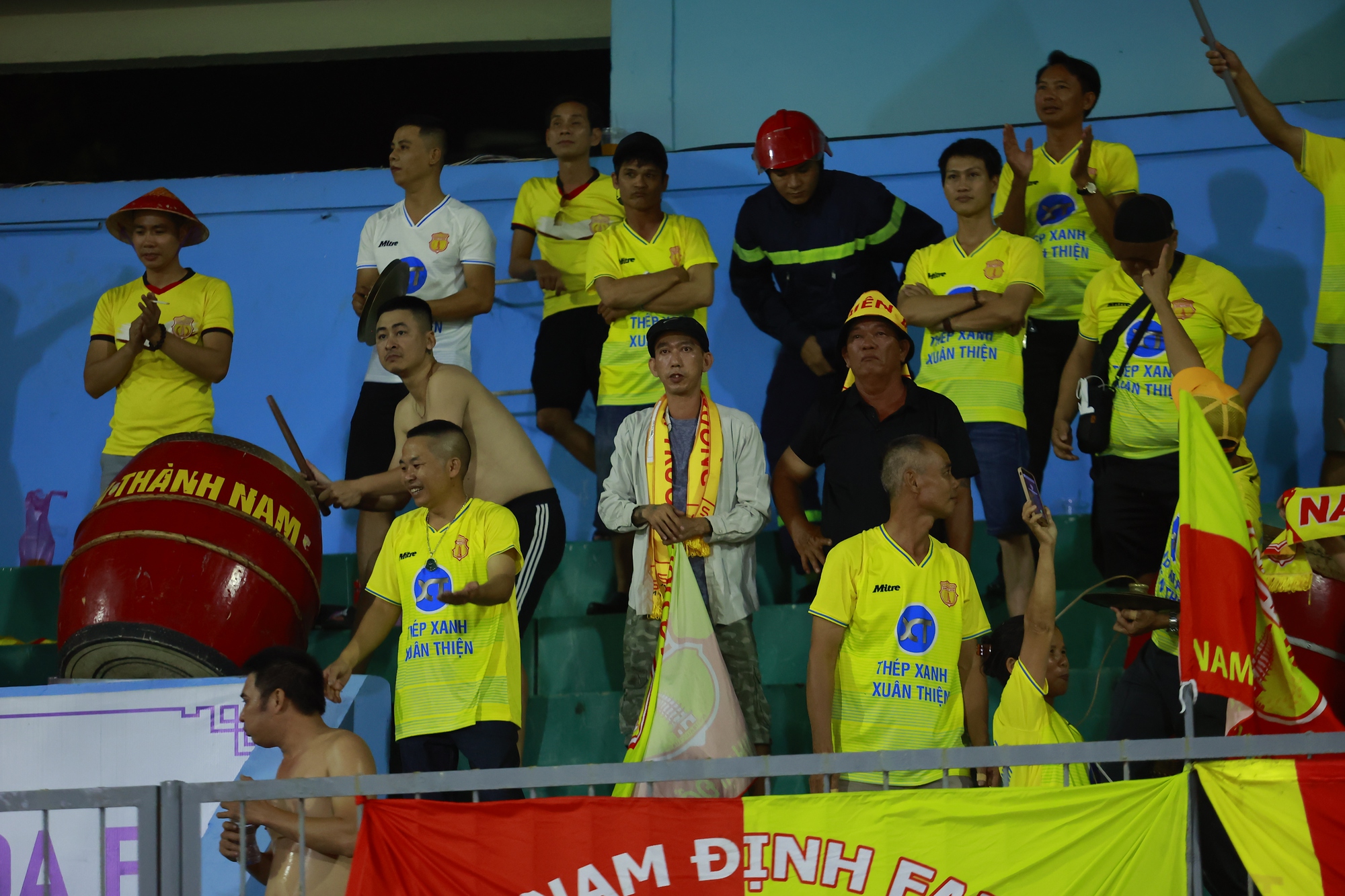 Thắng kịch tính Khánh Hoà, Nam Định FC dẫn đầu bảng xếp hạng - Ảnh 8.