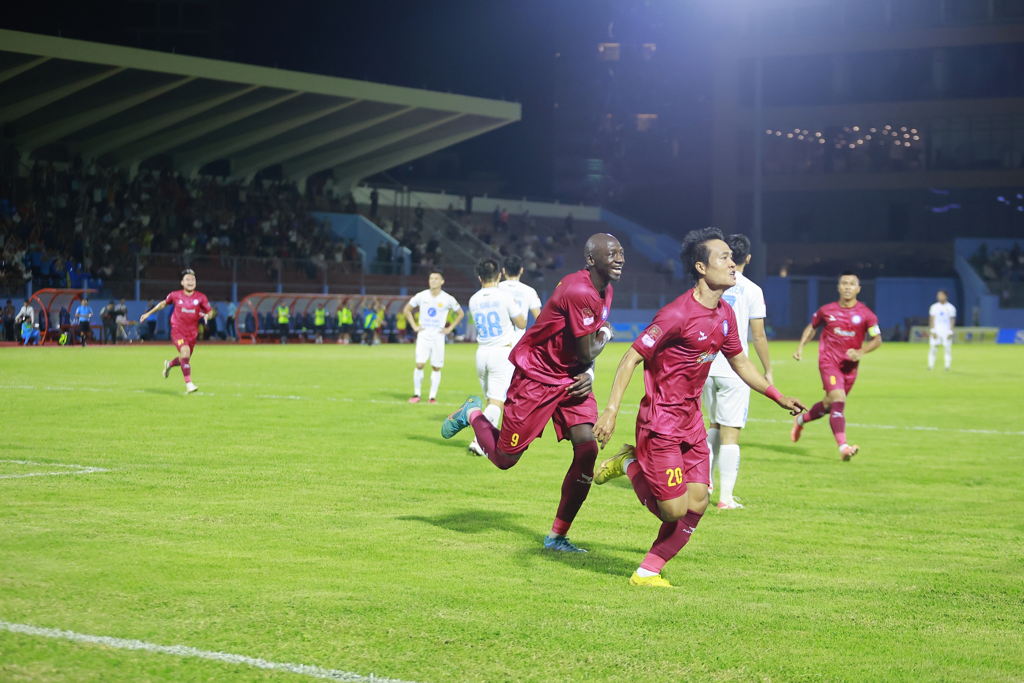 Thắng kịch tính Khánh Hoà, Nam Định FC dẫn đầu bảng xếp hạng - Ảnh 6.