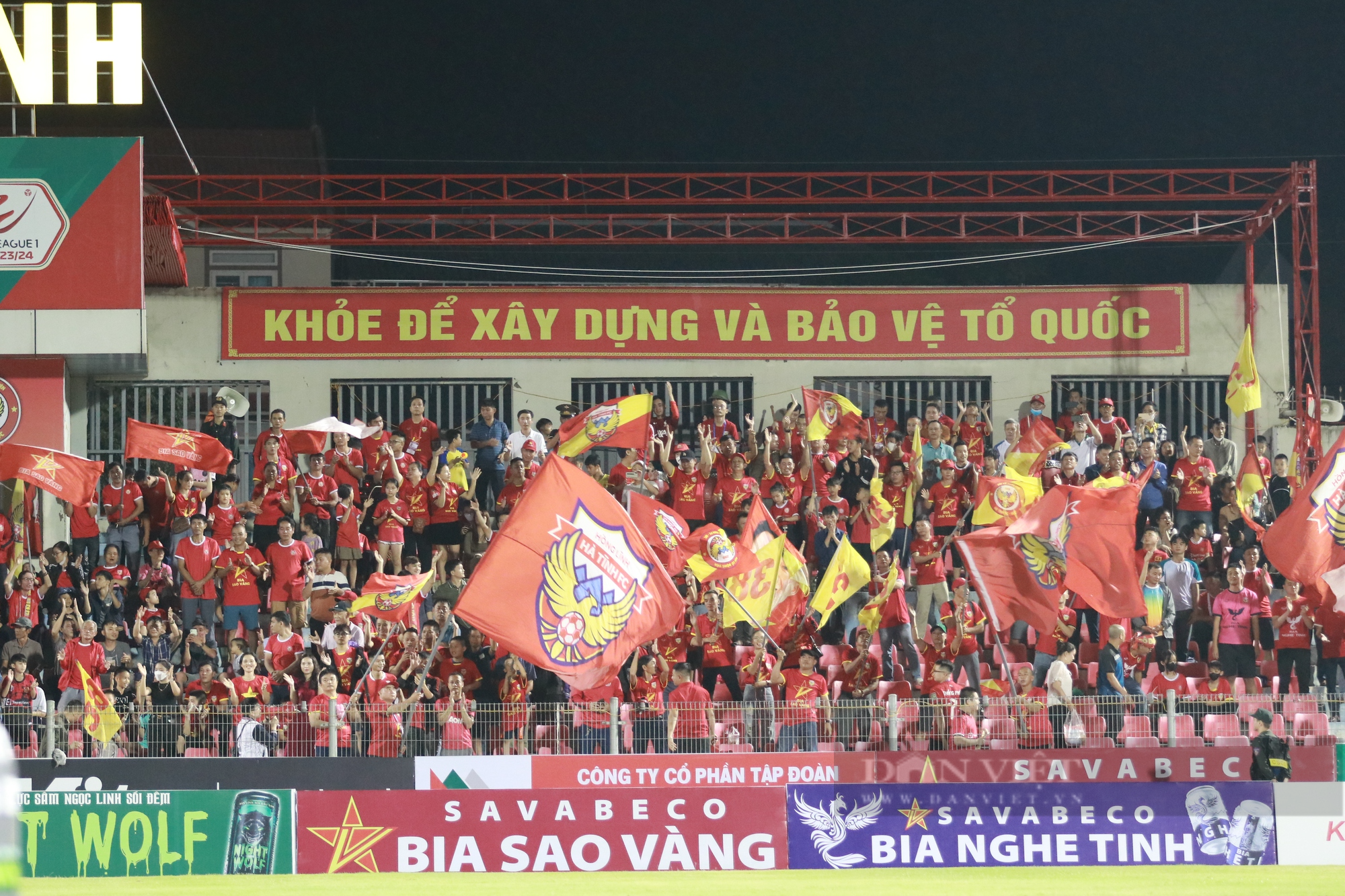 Hàng ngàn CĐV “đội mưa” đến cổ vũ hết mình cho trận derby xứ Nghệ trên sân Hà Tĩnh - Ảnh 1.