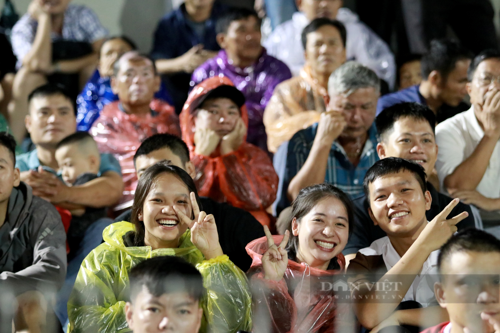 Hàng ngàn CĐV “đội mưa” đến cổ vũ hết mình cho trận derby xứ Nghệ trên sân Hà Tĩnh - Ảnh 8.