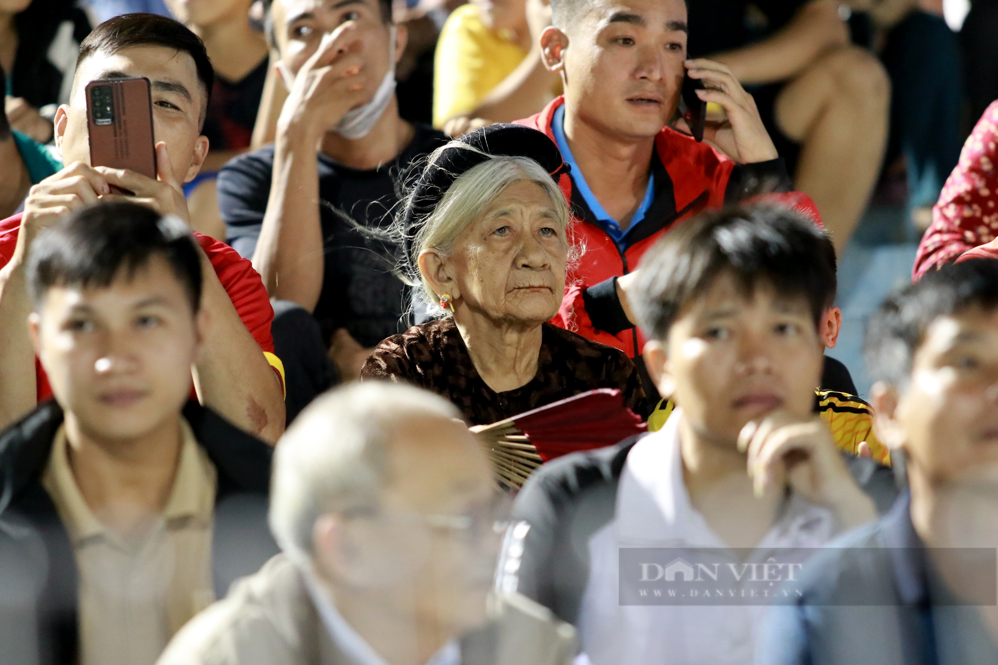 Hàng ngàn CĐV “đội mưa” đến cổ vũ hết mình cho trận derby xứ Nghệ trên sân Hà Tĩnh - Ảnh 13.