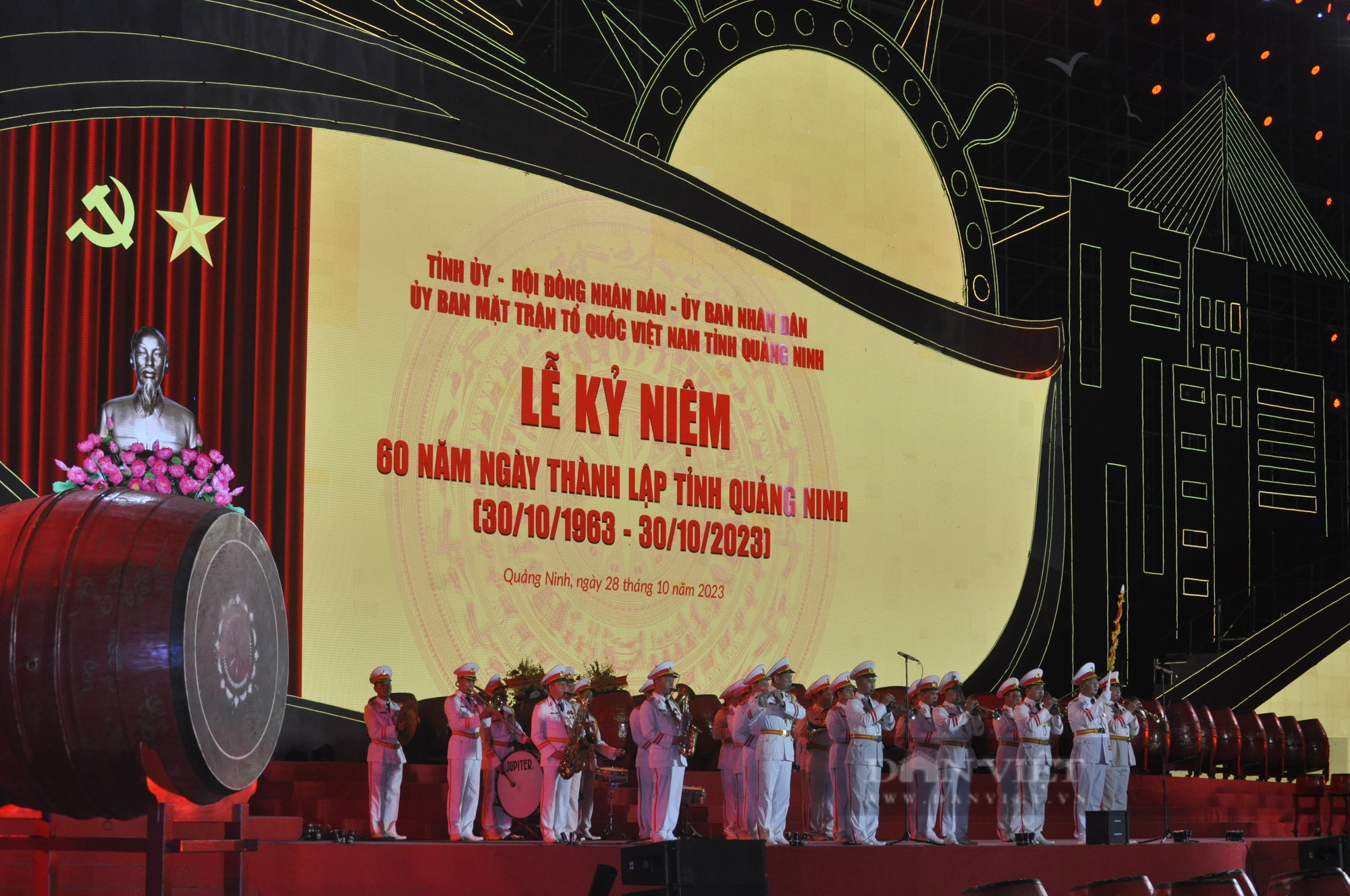 Mãn nhãn với màn trống hội lớn nhất Việt Nam trong lễ kỷ niệm 60 năm Ngày thành lập tỉnh Quảng Ninh - Ảnh 1.