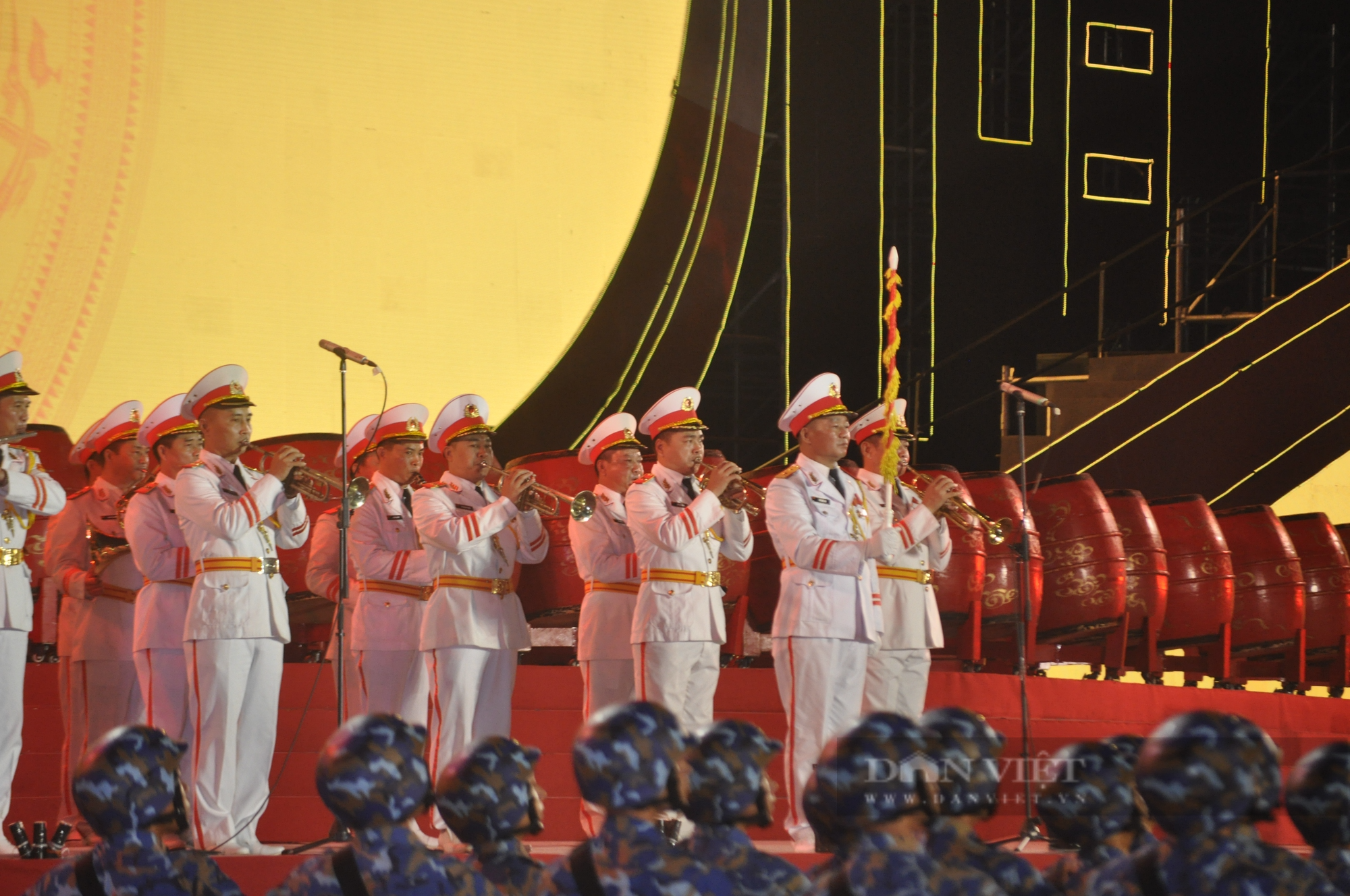 Mãn nhãn với màn trống hội lớn nhất Việt Nam trong lễ kỷ niệm 60 năm Ngày thành lập tỉnh Quảng Ninh - Ảnh 2.