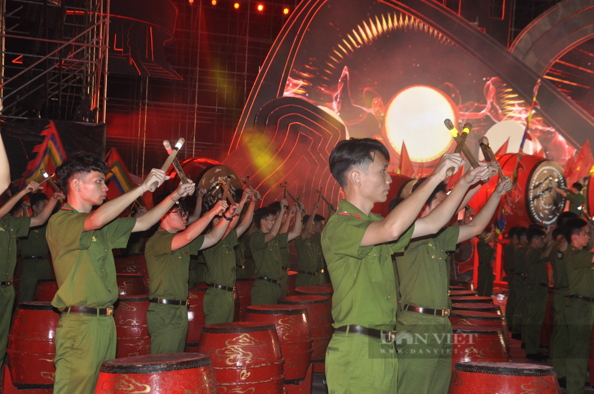 Mãn nhãn với màn trống hội lớn nhất Việt Nam trong lễ kỷ niệm 60 năm Ngày thành lập tỉnh Quảng Ninh - Ảnh 8.