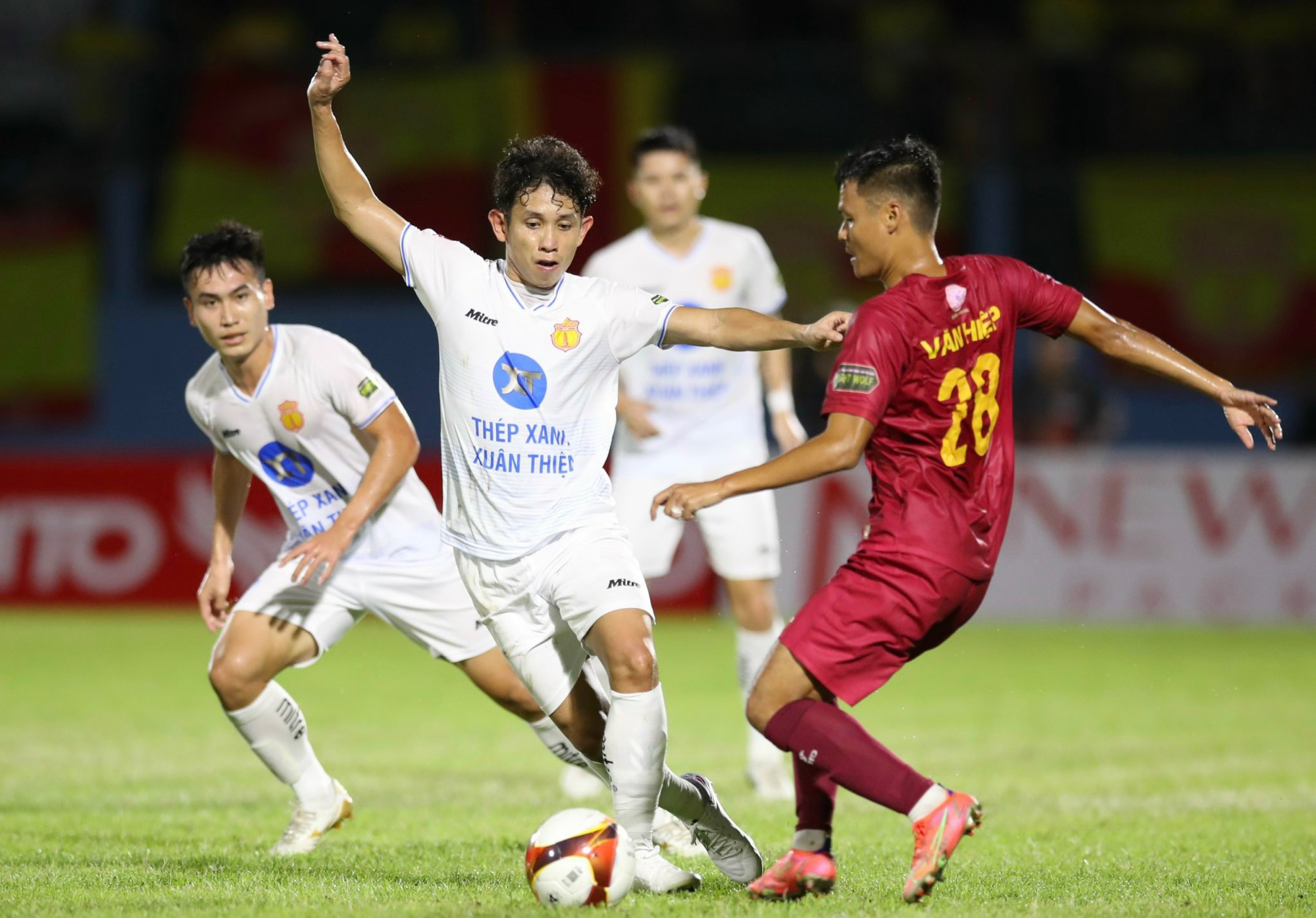 Thắng kịch tính Khánh Hoà, Nam Định FC dẫn đầu bảng xếp hạng - Ảnh 2.