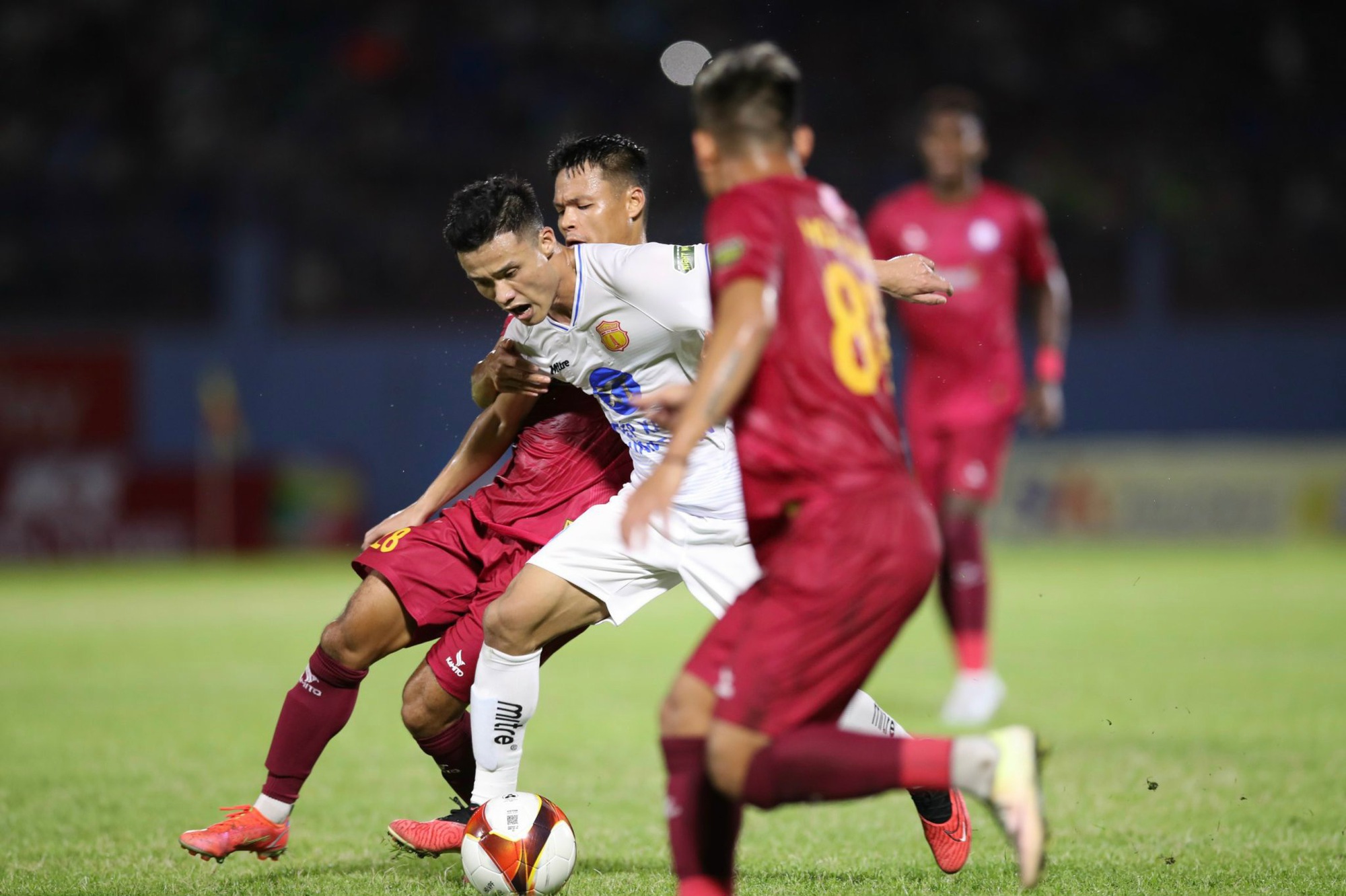 Thắng kịch tính Khánh Hoà, Nam Định FC dẫn đầu bảng xếp hạng - Ảnh 1.