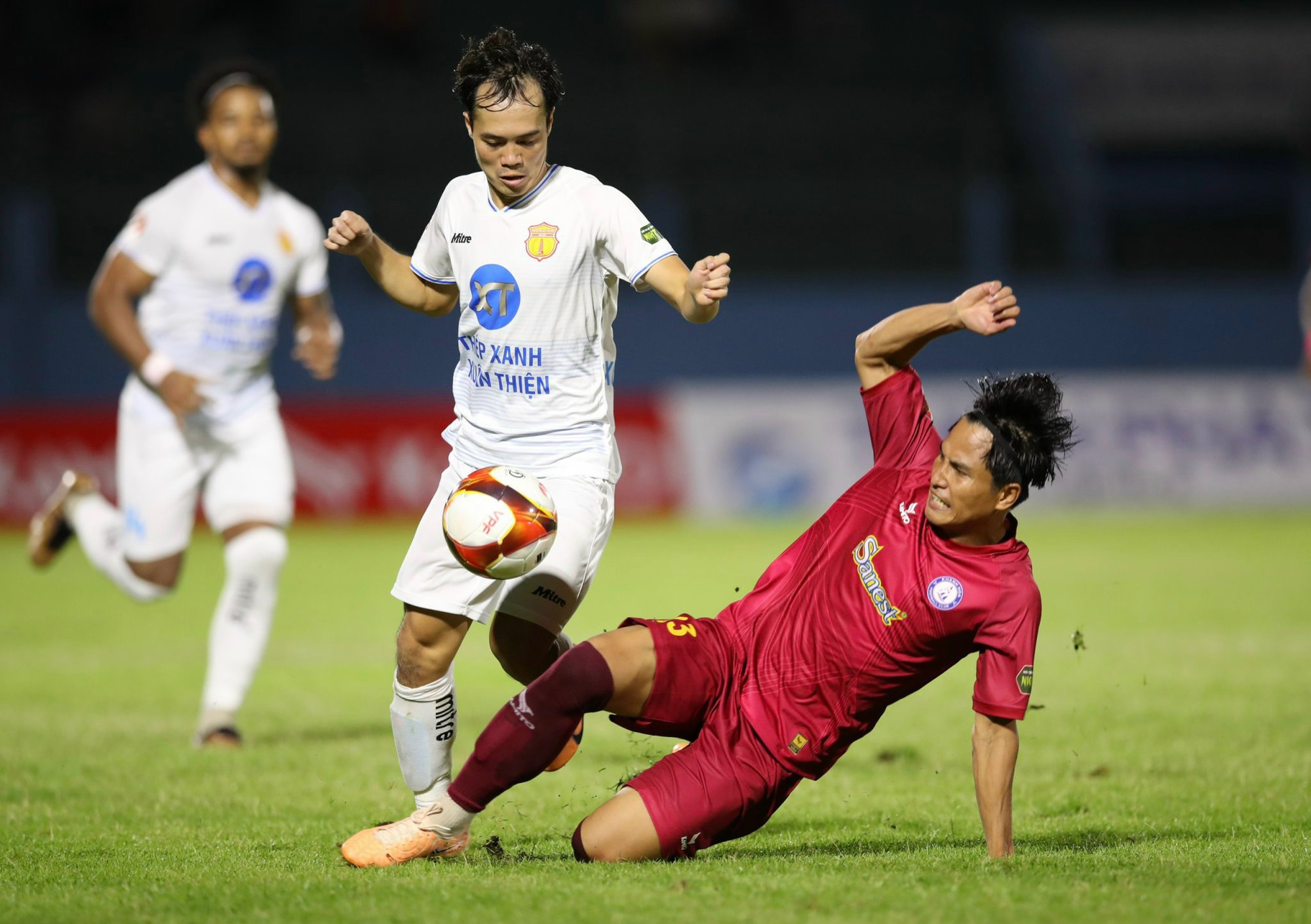 Thắng kịch tính Khánh Hoà, Nam Định FC dẫn đầu bảng xếp hạng - Ảnh 11.