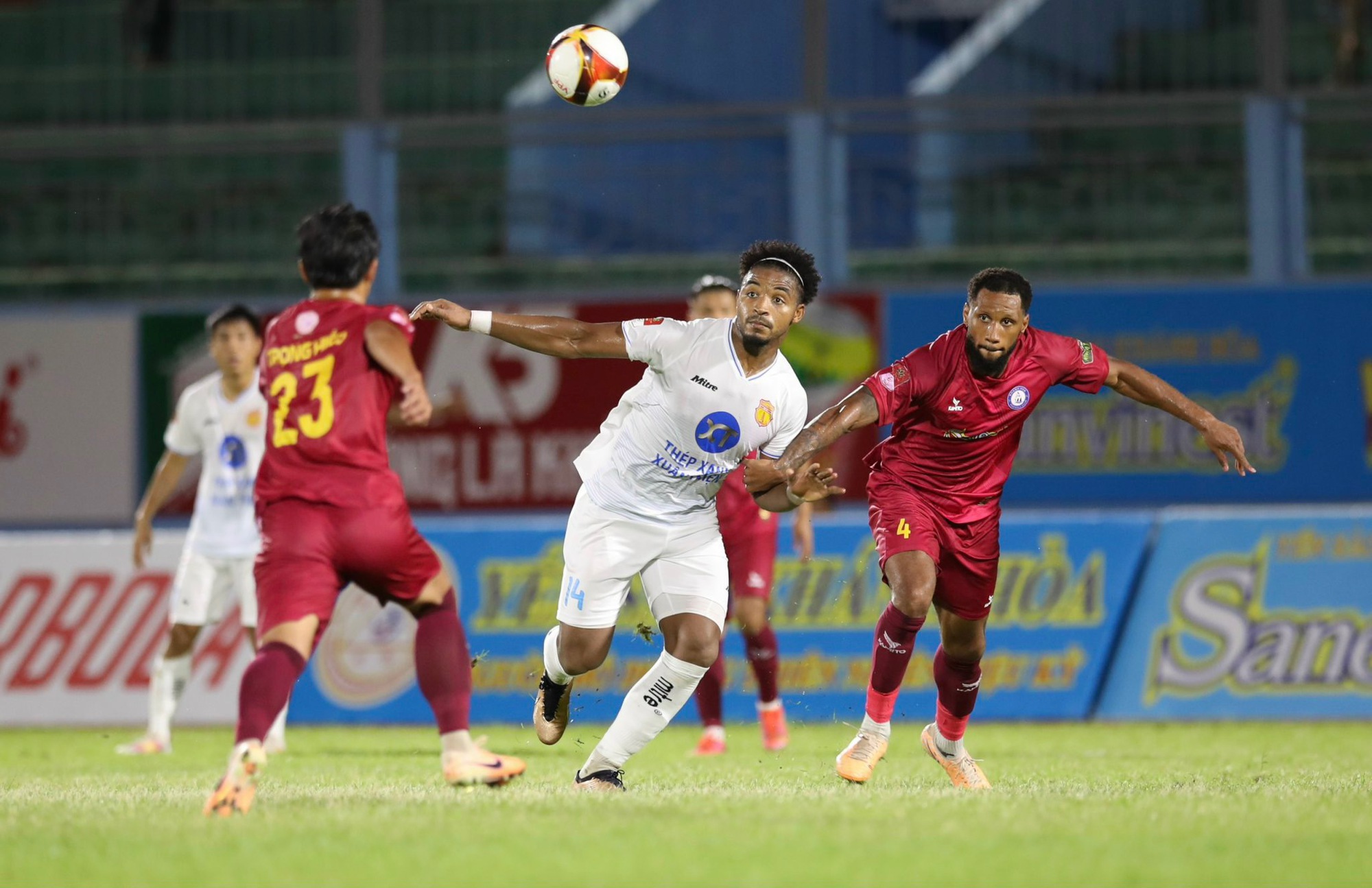 Thắng kịch tính Khánh Hoà, Nam Định FC dẫn đầu bảng xếp hạng - Ảnh 9.