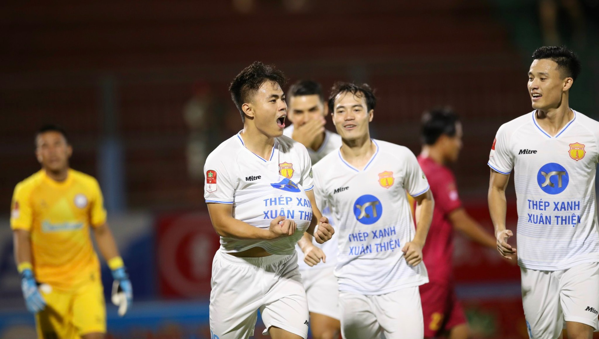 Thắng kịch tính Khánh Hoà, Nam Định FC dẫn đầu bảng xếp hạng - Ảnh 4.
