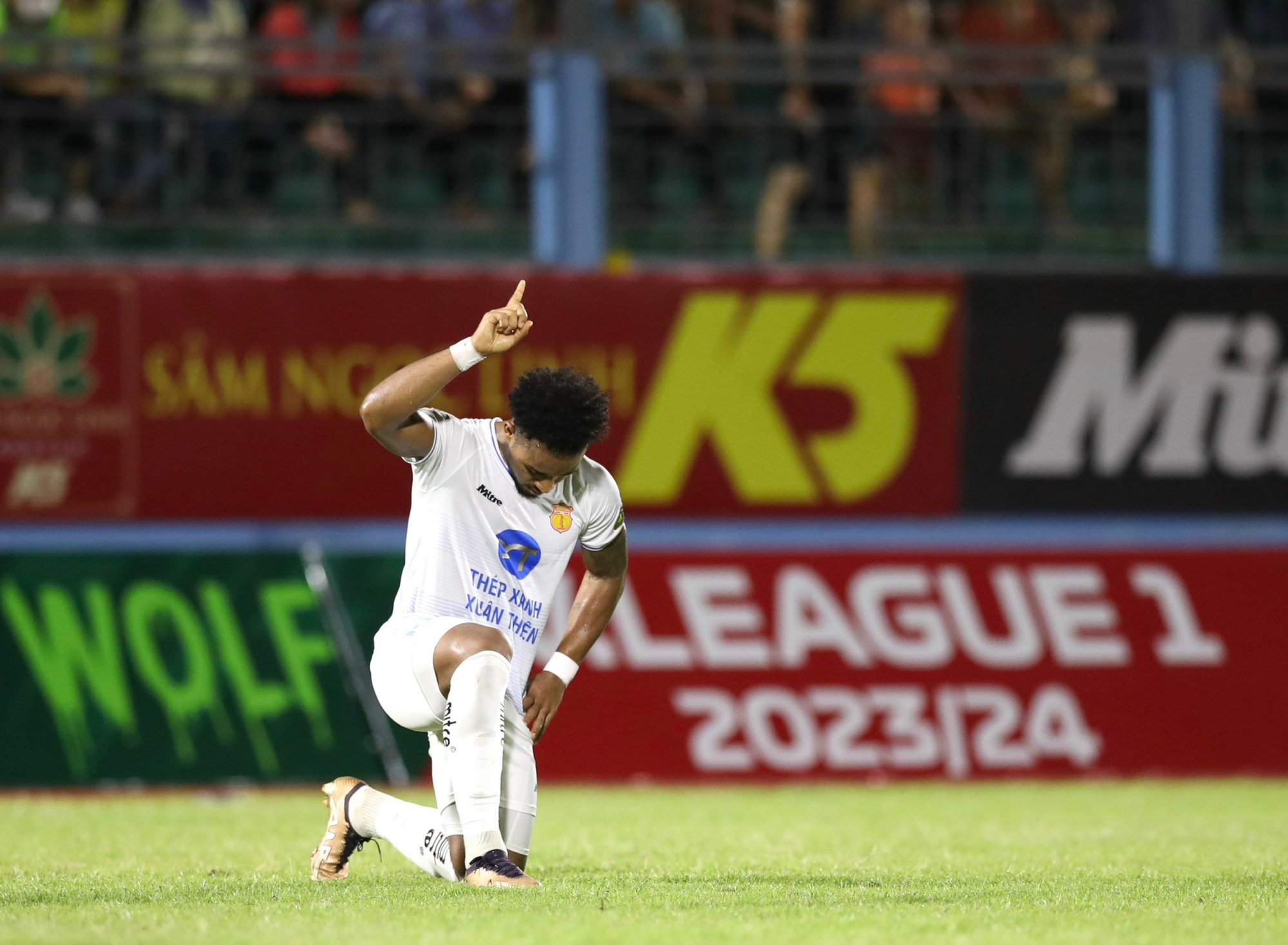 Thắng kịch tính Khánh Hoà, Nam Định FC dẫn đầu bảng xếp hạng - Ảnh 7.