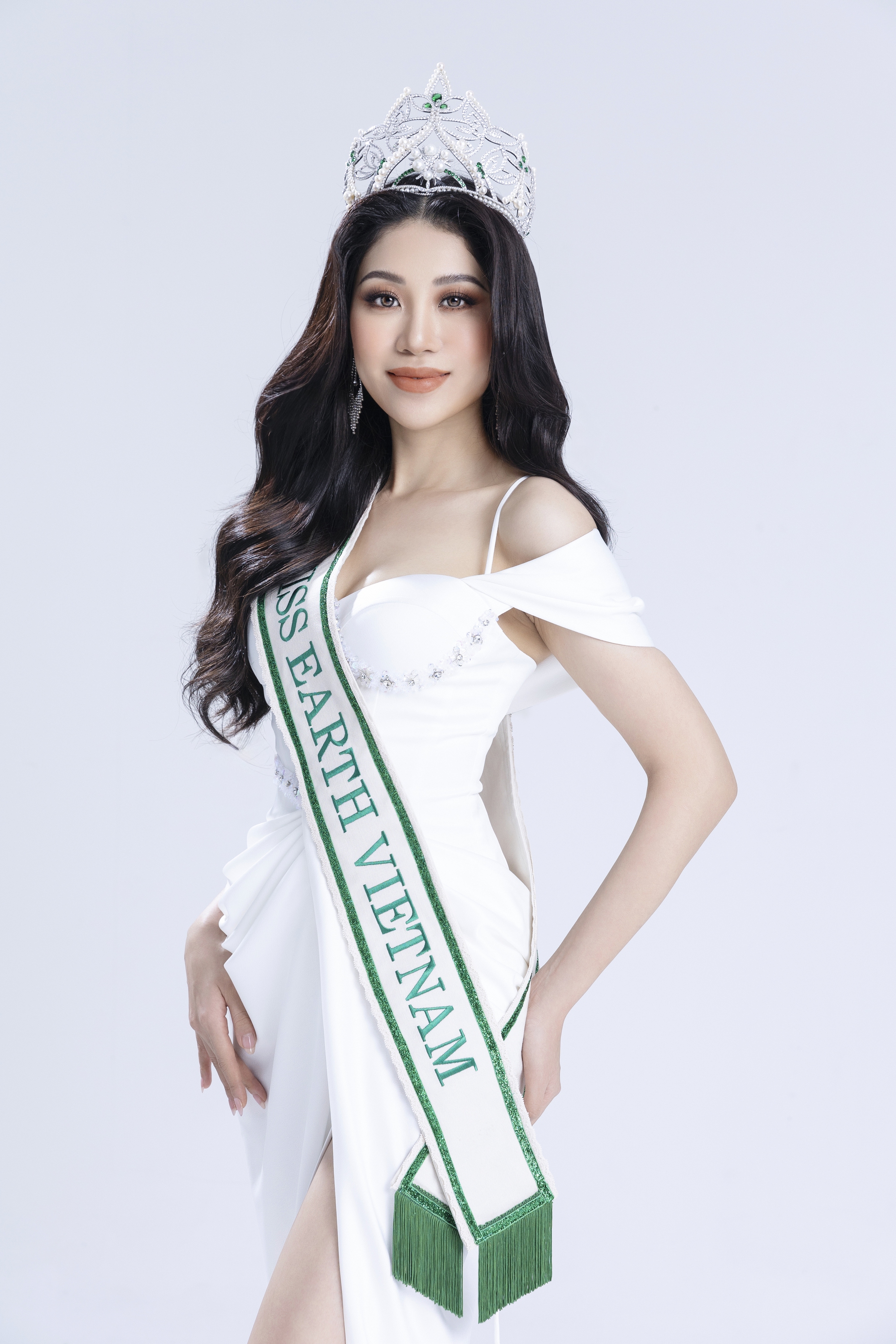 Hoa hậu Lan Anh xinh đẹp, lôi cuốn trước thềm thi Miss Earth 2023, hiếm hoi tiết lộ về mẹ ruột - Ảnh 9.