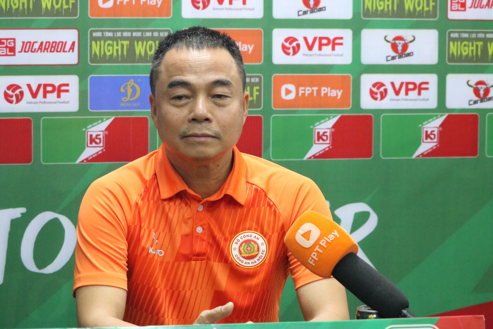 HLV CAHN: &quot;Đội bóng chúng tôi vô địch V-League mùa trước là do may mắn&quot; - Ảnh 1.