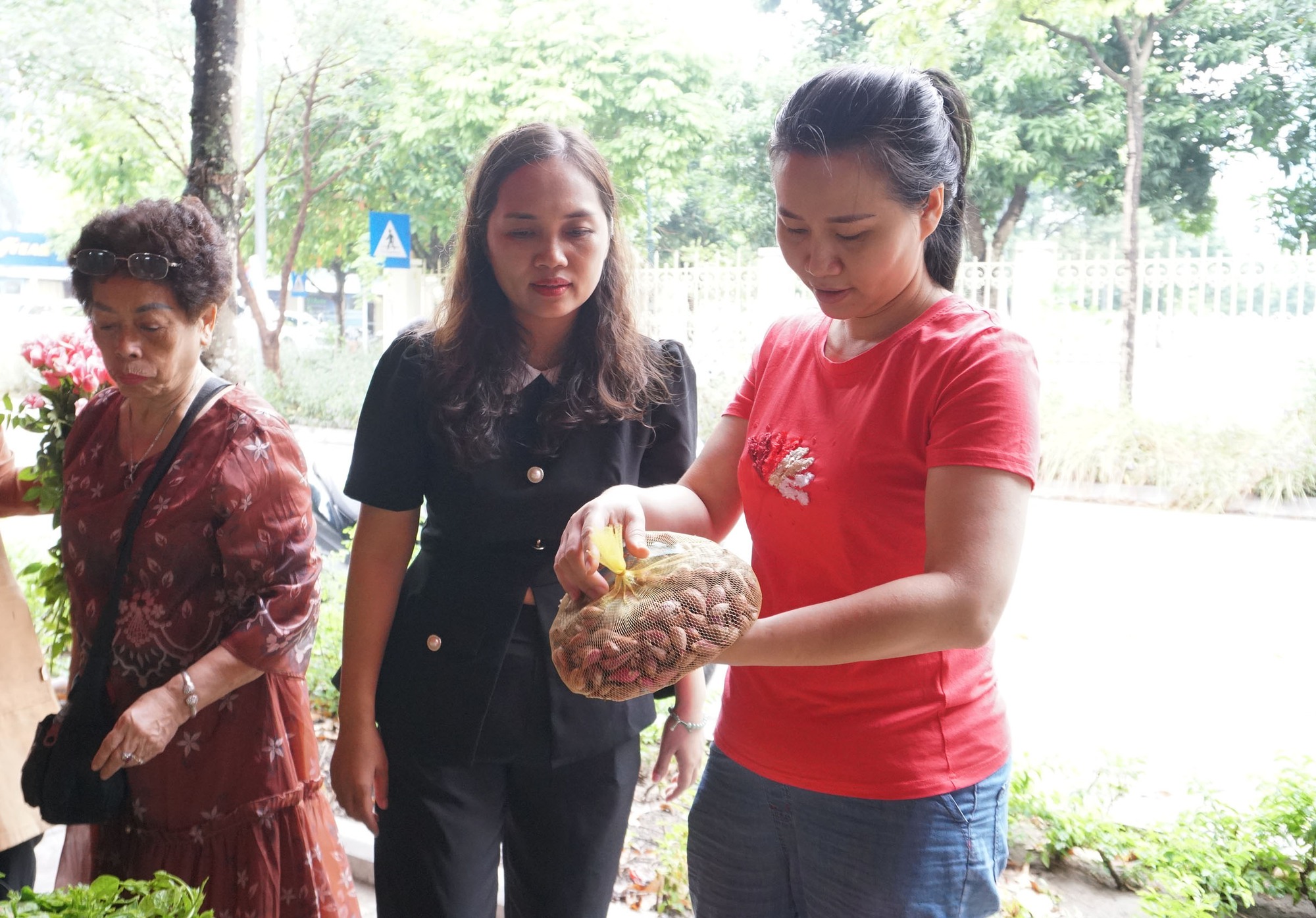 Ấm nóng bữa cơm nhà tặng bệnh nhân nghèo ngày mưa gió - Ảnh 21.