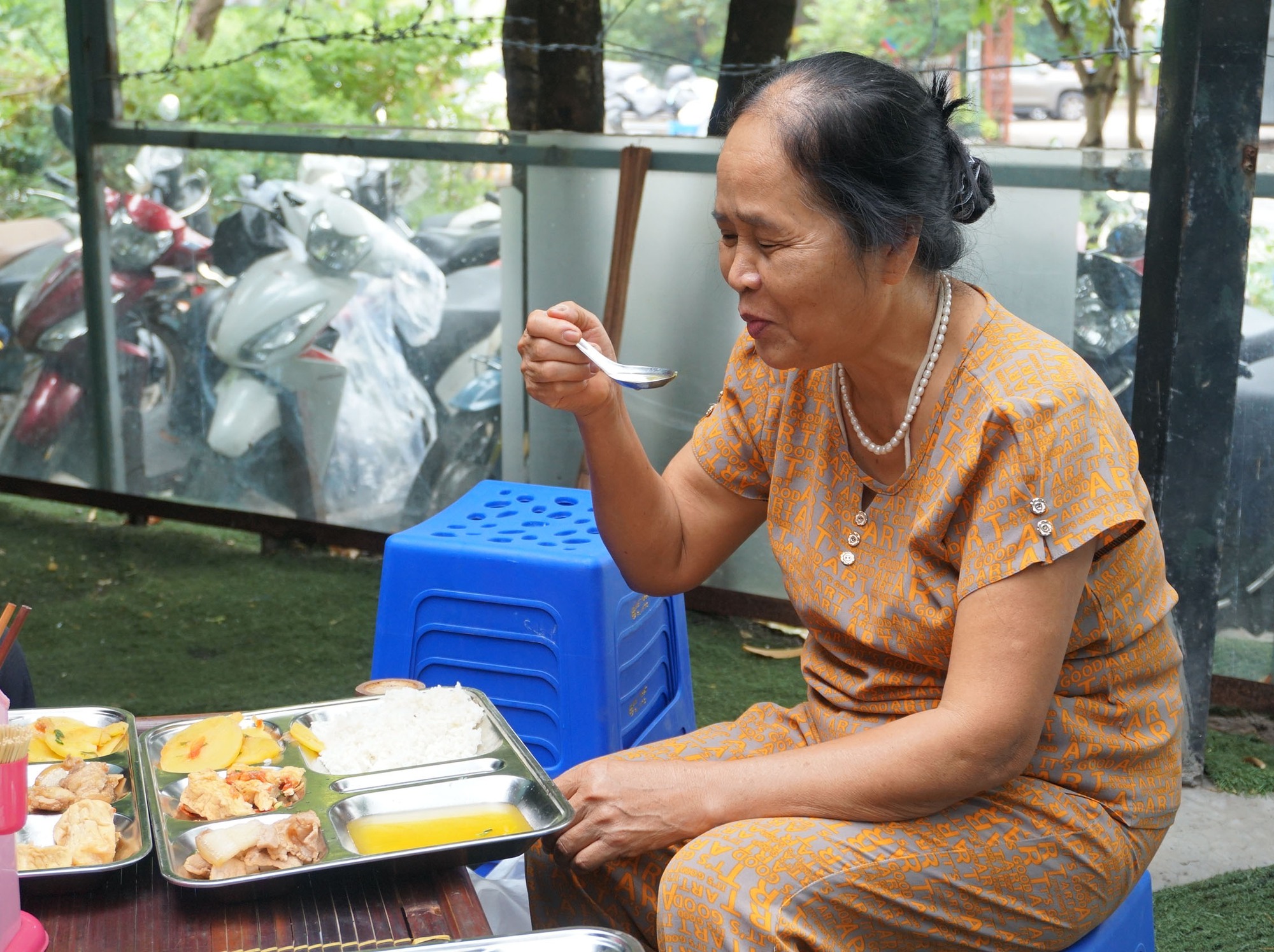Ấm nóng bữa cơm nhà tặng bệnh nhân nghèo ngày mưa gió - Ảnh 16.