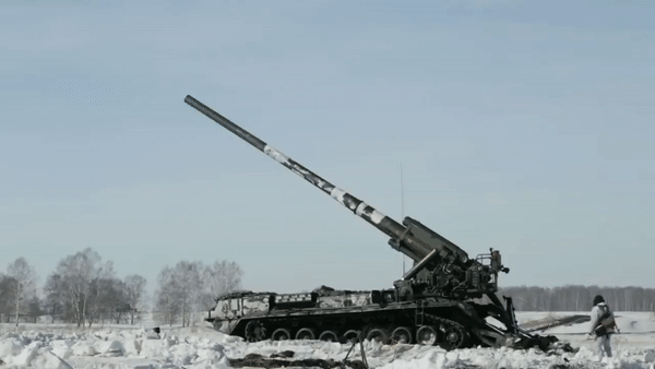 Cận cảnh lính Nga tác chiến với pháo tự hành có thể bắn đạn hạt nhân - Ảnh 1.