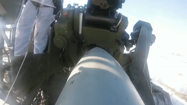 Cận cảnh lính Nga tác chiến với pháo tự hành có thể bắn đạn hạt nhân - Ảnh 10.