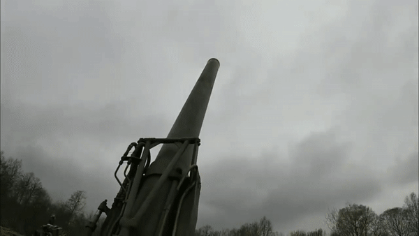 Cận cảnh lính Nga tác chiến với pháo tự hành có thể bắn đạn hạt nhân - Ảnh 15.