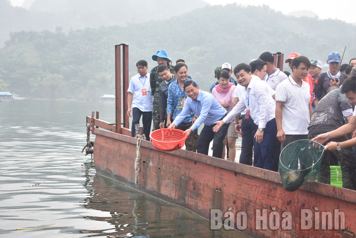 Một hồ nước khổng lồ rộng 8.900ha ở Hòa Bình vừa được thả 38.000 con cá giống - Ảnh 1.