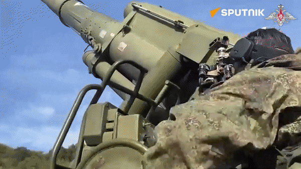 Cận cảnh lính Nga tác chiến với pháo tự hành có thể bắn đạn hạt nhân - Ảnh 21.