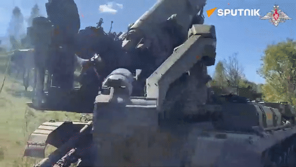 Cận cảnh lính Nga tác chiến với pháo tự hành có thể bắn đạn hạt nhân - Ảnh 22.