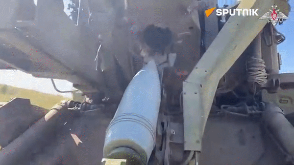 Cận cảnh lính Nga tác chiến với pháo tự hành có thể bắn đạn hạt nhân - Ảnh 23.