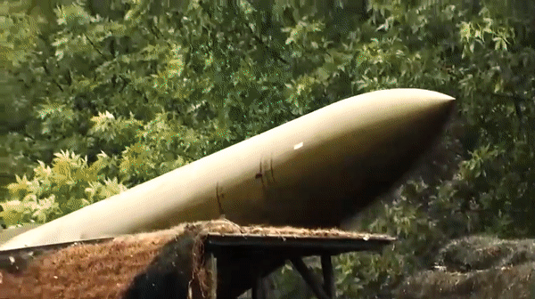 Cận cảnh lính Nga tác chiến với pháo tự hành có thể bắn đạn hạt nhân - Ảnh 3.