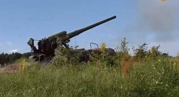 Cận cảnh lính Nga tác chiến với pháo tự hành có thể bắn đạn hạt nhân - Ảnh 7.