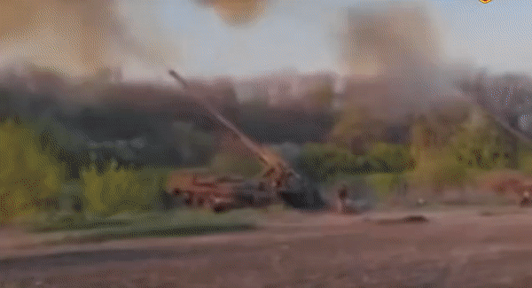 Cận cảnh lính Nga tác chiến với pháo tự hành có thể bắn đạn hạt nhân - Ảnh 9.