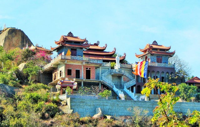 Giữa vùng đất bằng phẳng ở Ninh Thuận, bất ngờ nổi lên một ngọn núi với vô số tảng đá đủ hình thù - Ảnh 1.