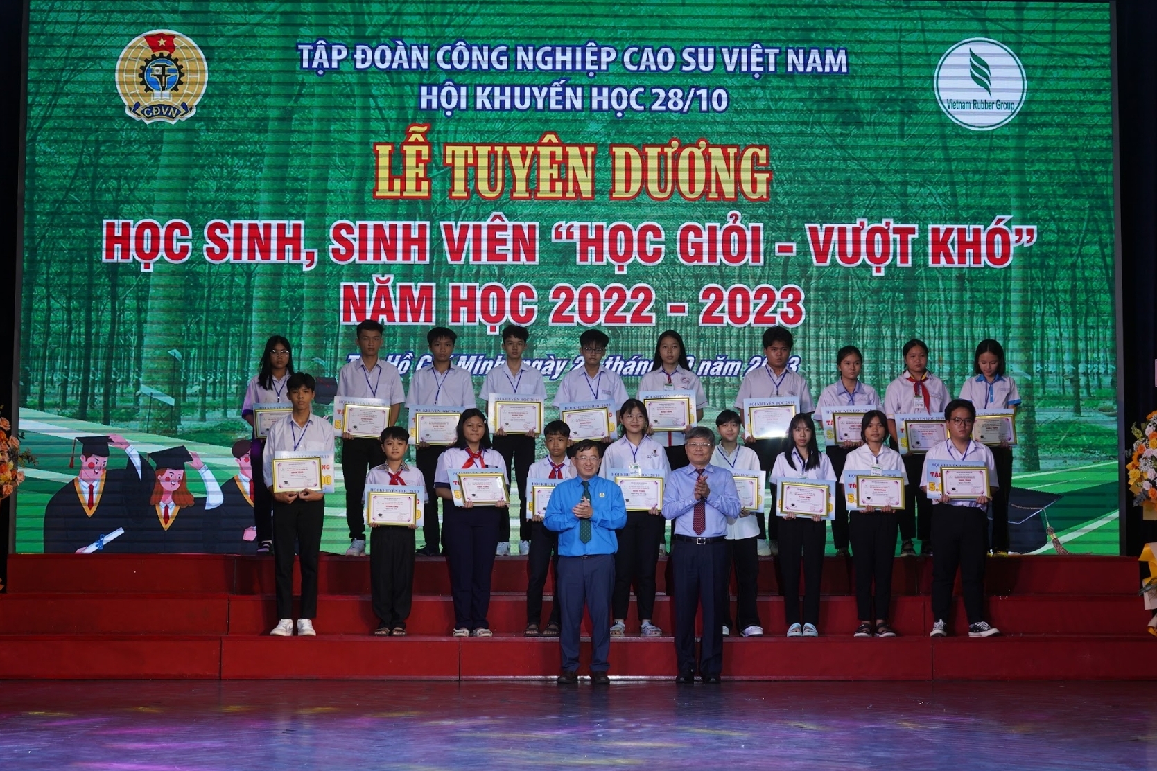 611 học sinh, sinh viên vượt khó được ngành cao su trao học bổng - Ảnh 4.