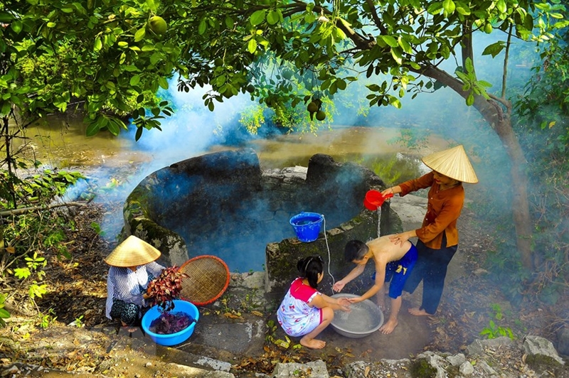 Làng cổ Hoa Lư ở Ninh Bình có những cái giếng làng đẹp như phim, nước trong văn vắt - Ảnh 2.