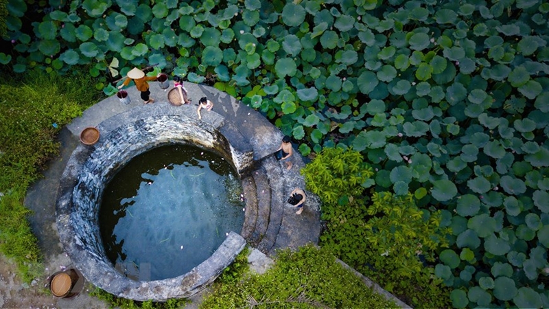 Làng cổ Hoa Lư ở Ninh Bình có những cái giếng làng đẹp như phim, nước trong văn vắt - Ảnh 3.