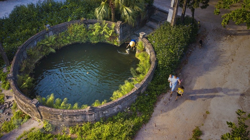 Làng cổ Hoa Lư ở Ninh Bình có những cái giếng làng đẹp như phim, nước trong văn vắt - Ảnh 4.