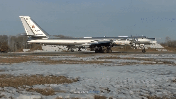 Nga vẽ hình oanh tạc cơ Tu-95MS lên đường băng để dẫn dụ UAV tự sát - Ảnh 16.