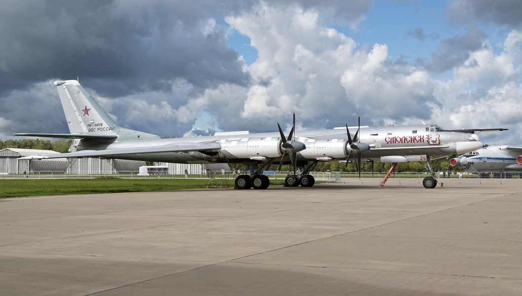 Nga vẽ hình oanh tạc cơ Tu-95MS lên đường băng để dẫn dụ UAV tự sát - Ảnh 4.