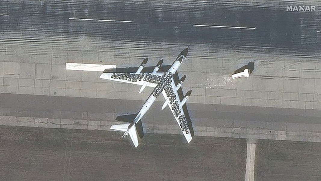 Nga vẽ hình oanh tạc cơ Tu-95MS lên đường băng để dẫn dụ UAV tự sát - Ảnh 5.