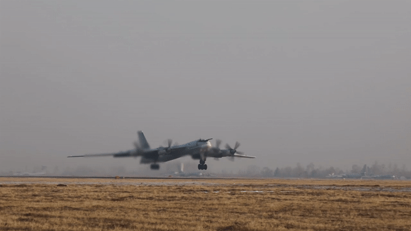 Nga vẽ hình oanh tạc cơ Tu-95MS lên đường băng để dẫn dụ UAV tự sát - Ảnh 7.