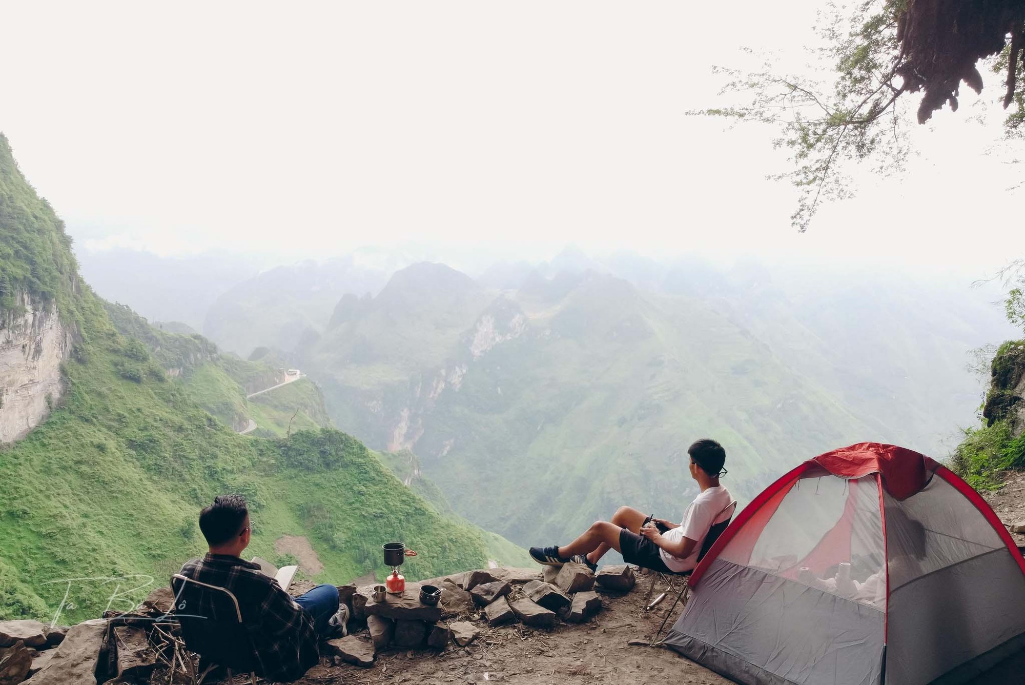 Cắm trại bên vách đá cheo leo ở Hà Giang - Ảnh 7.