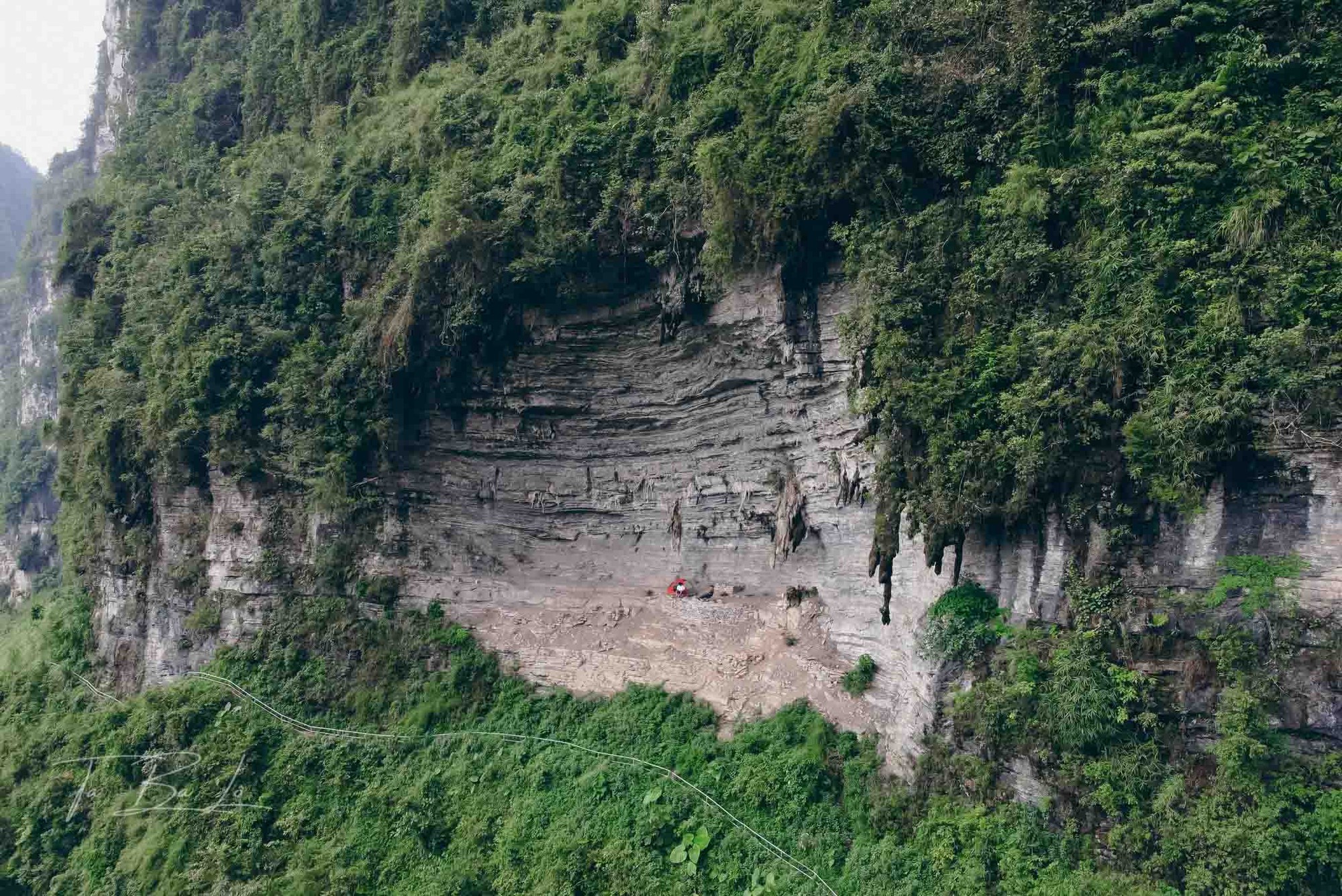 Cắm trại bên vách đá cheo leo ở Hà Giang - Ảnh 8.