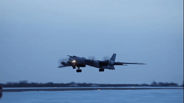Nga vẽ hình oanh tạc cơ Tu-95MS lên đường băng để dẫn dụ UAV tự sát - Ảnh 9.
