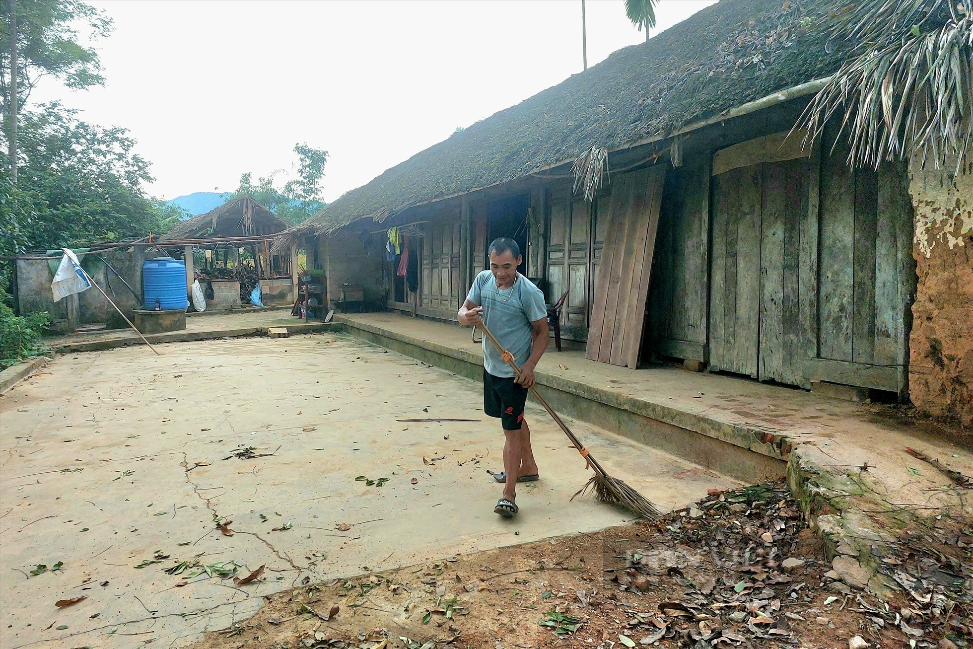 Ở một xã miền núi Phú Thọ, hộ nghèo theo nhau hiến đất làm đường giao thông  - Ảnh 2.