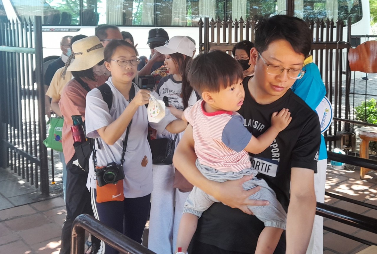 Tàu du lịch cao cấp đưa 1.500 du khách đến tham quan Khánh Hòa - Ảnh 1.