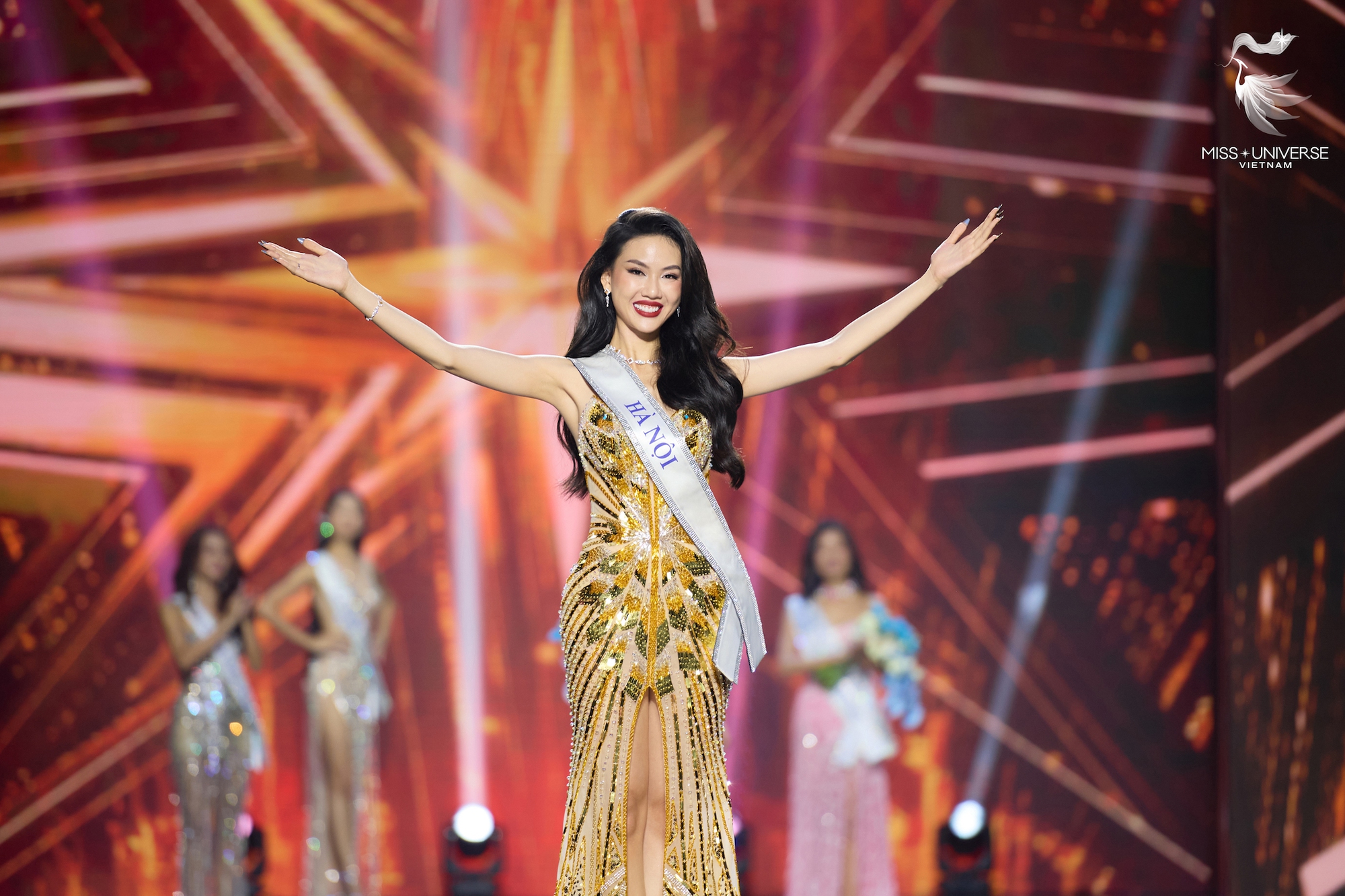Miss Universe Vietnam 2023 Bùi Quỳnh Hoa vướng ồn ào &quot;mua giải&quot;, tổ chức Miss Universe vào cuộc &quot;mạnh tay&quot;? - Ảnh 1.