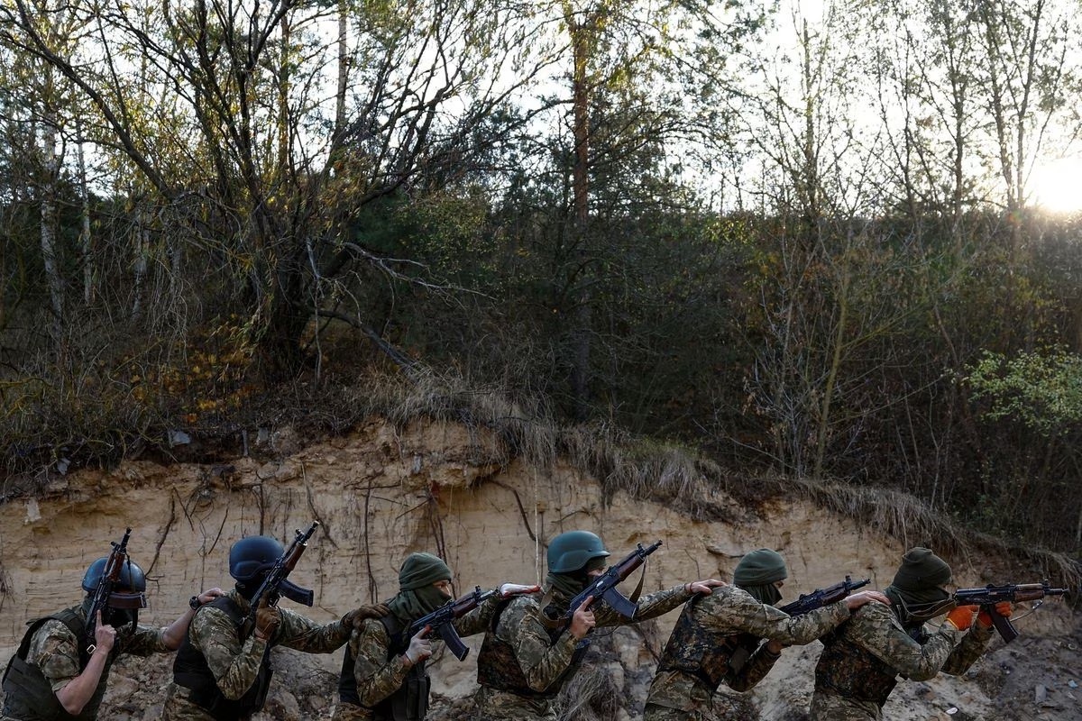 Ảnh thế giới 7 ngày qua: Lực lượng vũ trang Ukraine tập luyện và truy lùng nghi phạm vụ xả súng ở Mỹ - Ảnh 3.